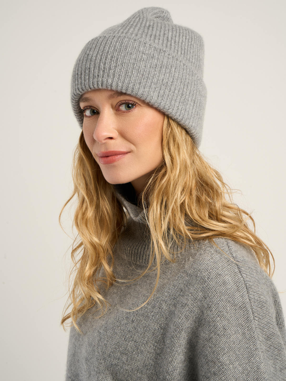 Bonnet côtelé mixte, en cachemire gris clair  – vue de face