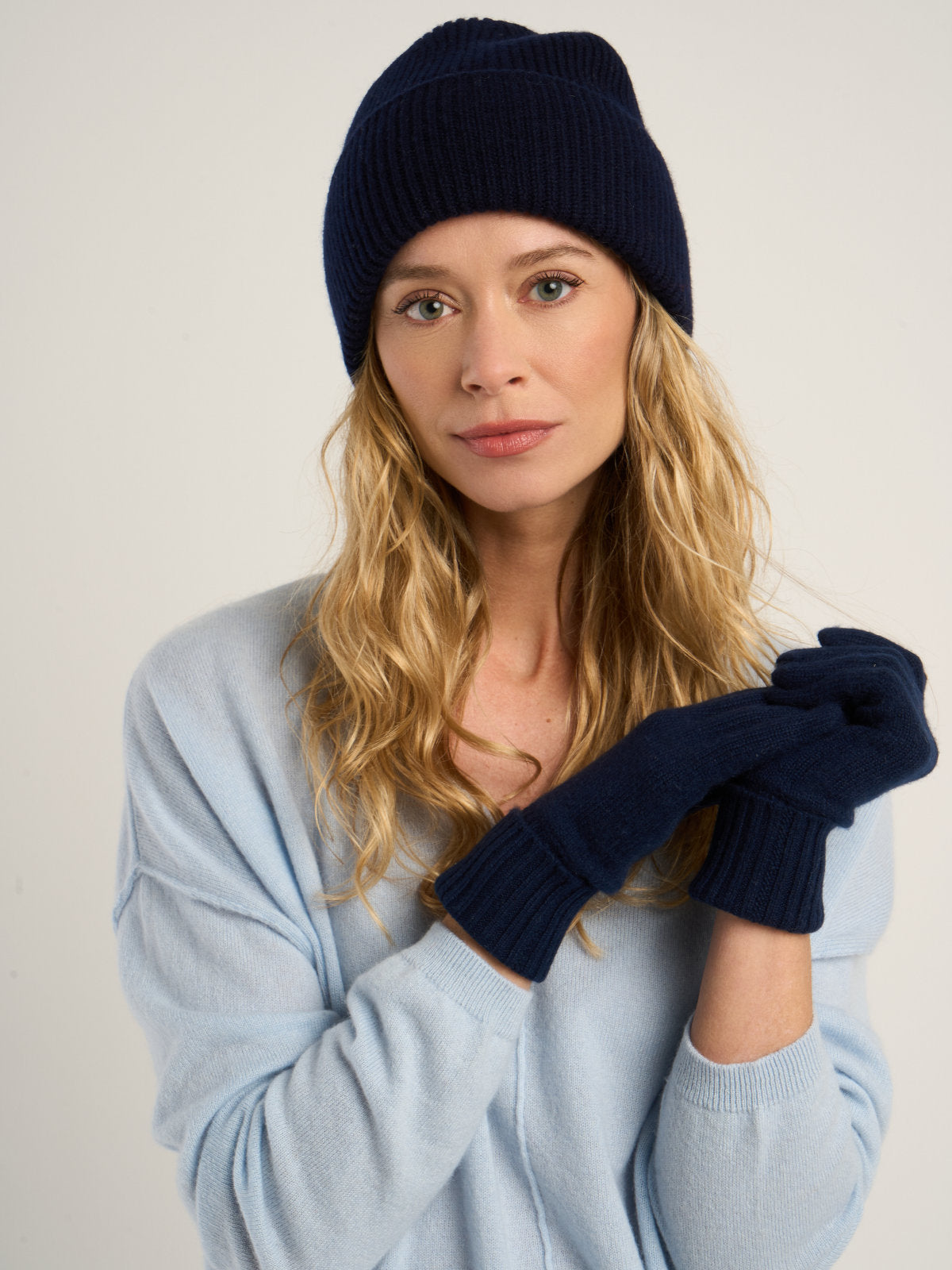 Bonnet côtelé mixte, en cachemire marine  – vue de face