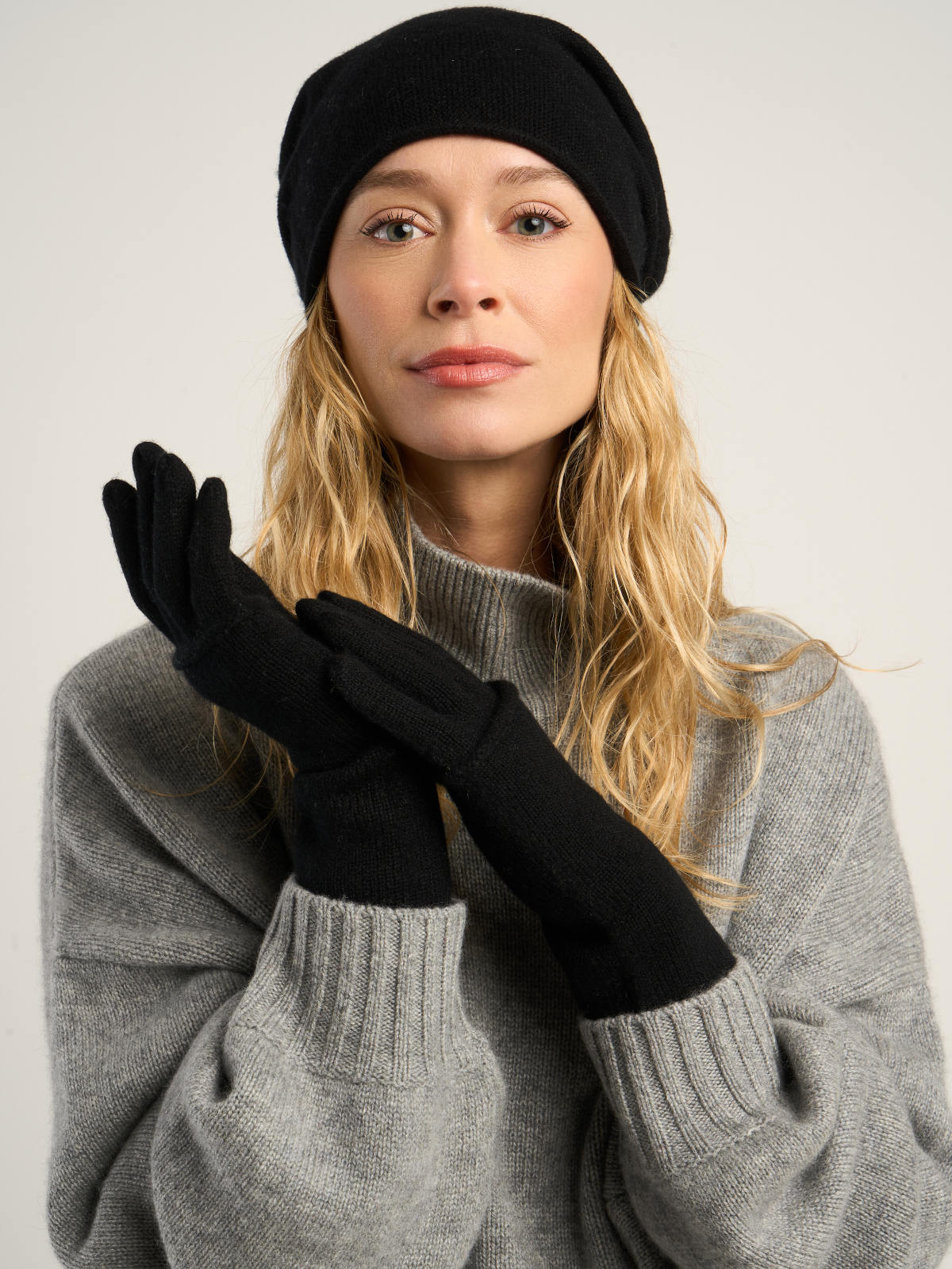 Bonnet steppes mixte, en cachemire noir  – vue de face