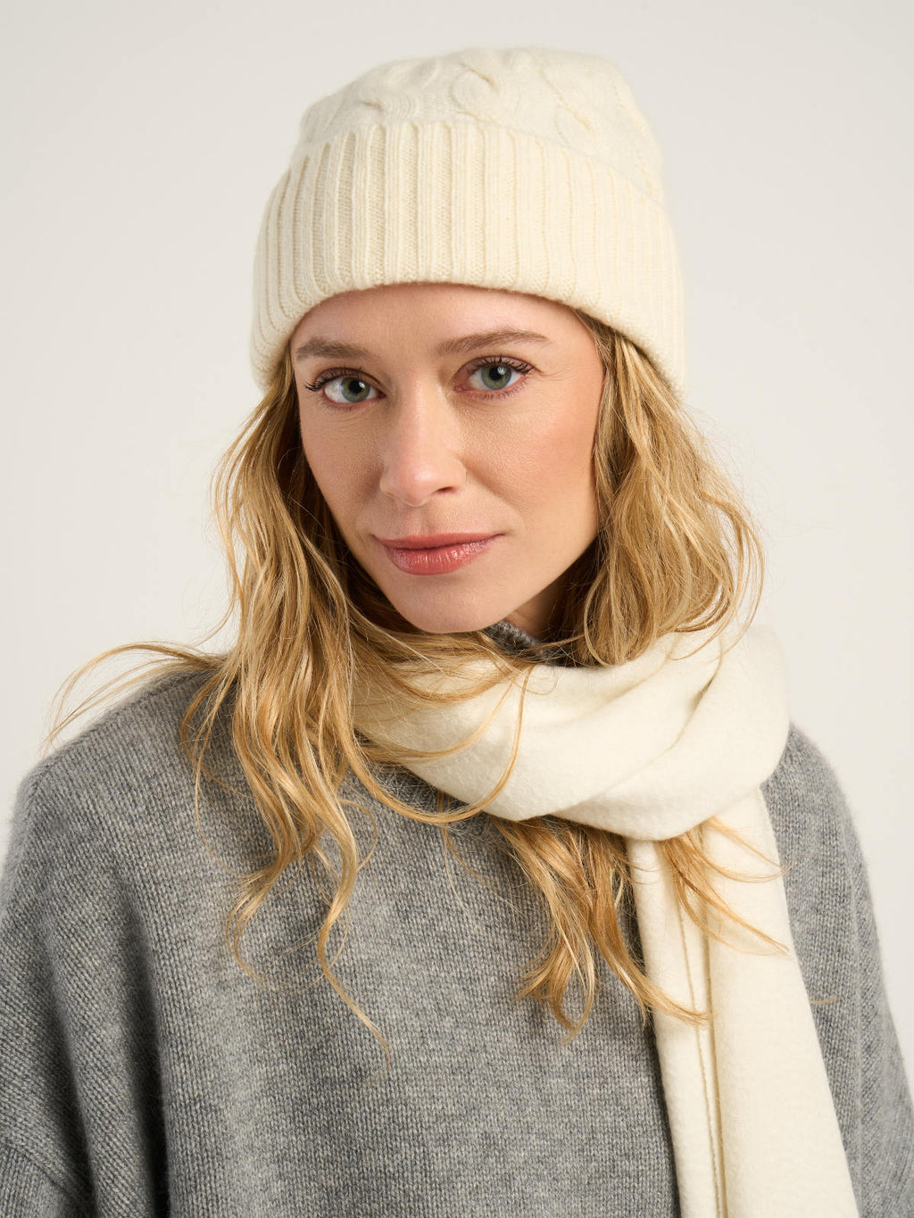 Bonnet torsadé mixte, en cachemire blanc  – vue de face