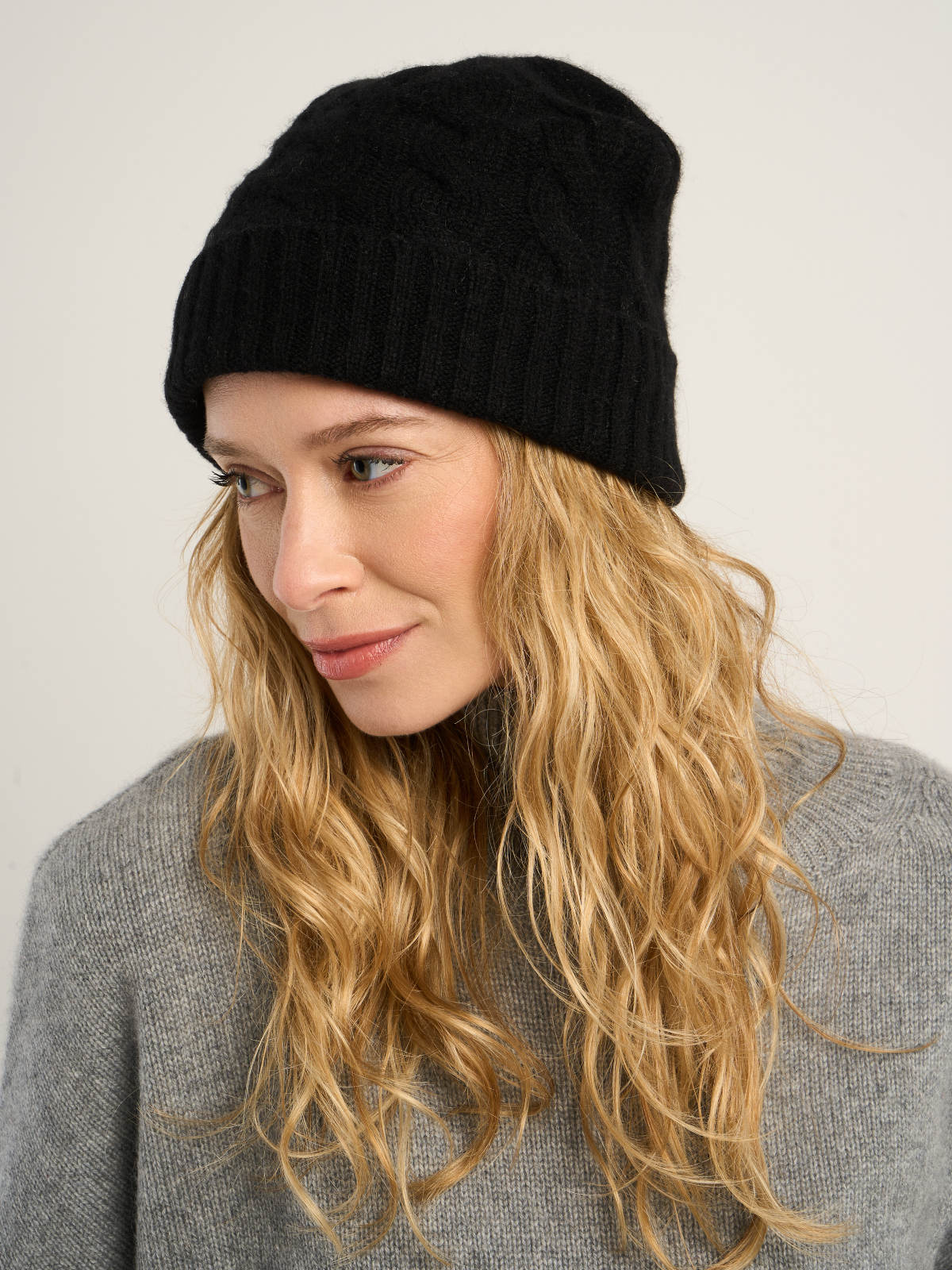 Bonnet torsadé mixte, en cachemire noir  – vue de face
