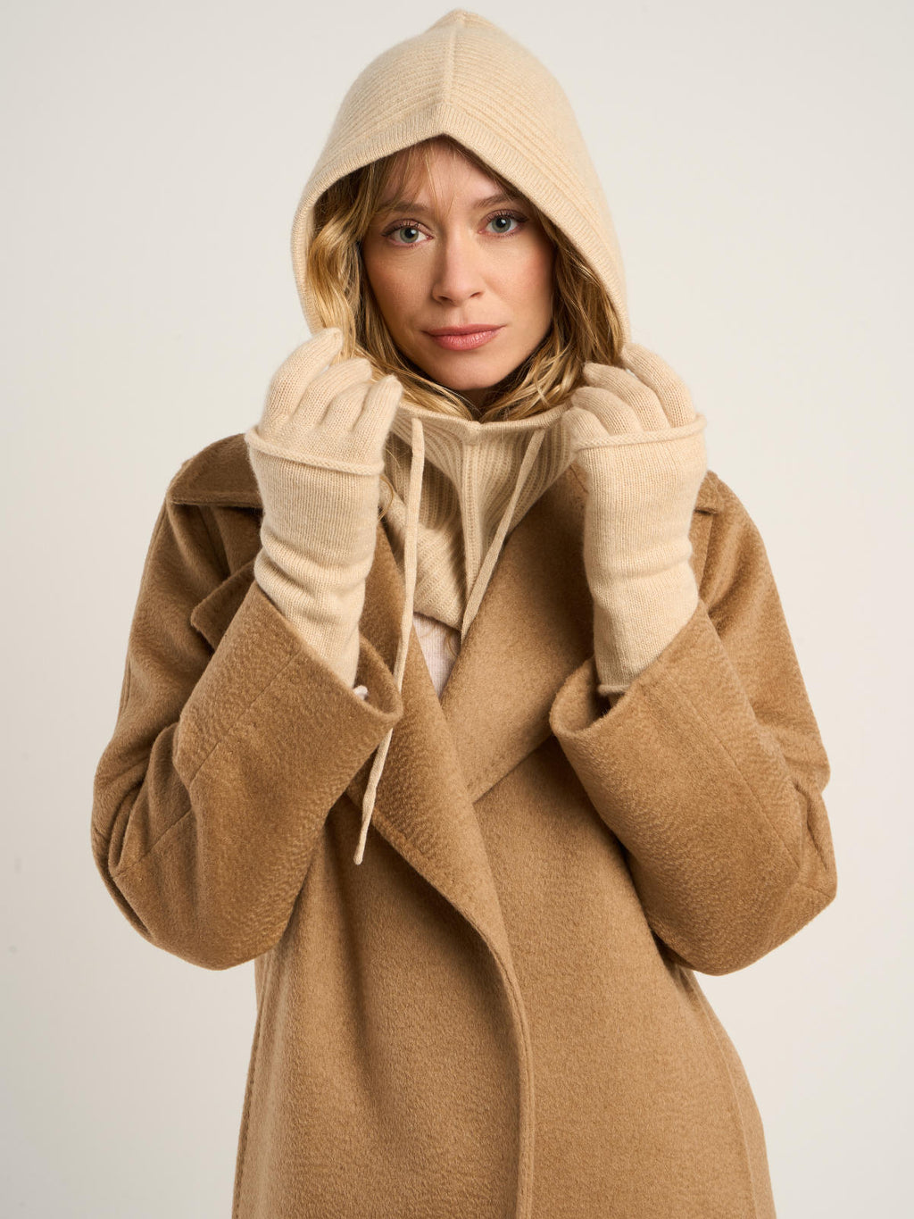 Cagoule côtelée mixte, en cachemire beige  – vue de face