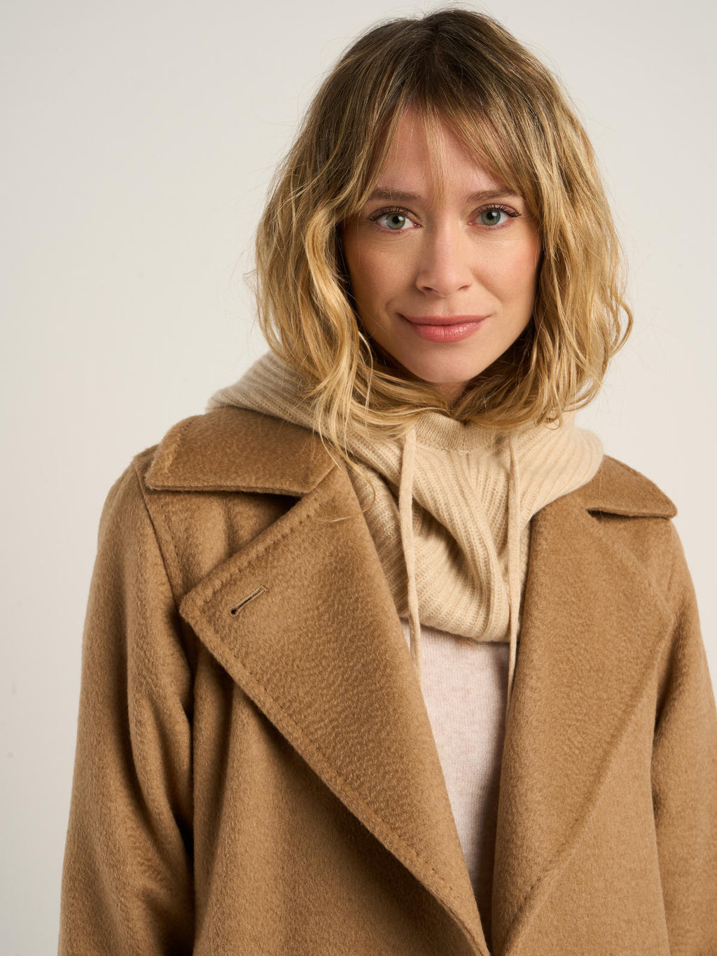 Cagoule côtelée mixte, en cachemire beige  – vue de face