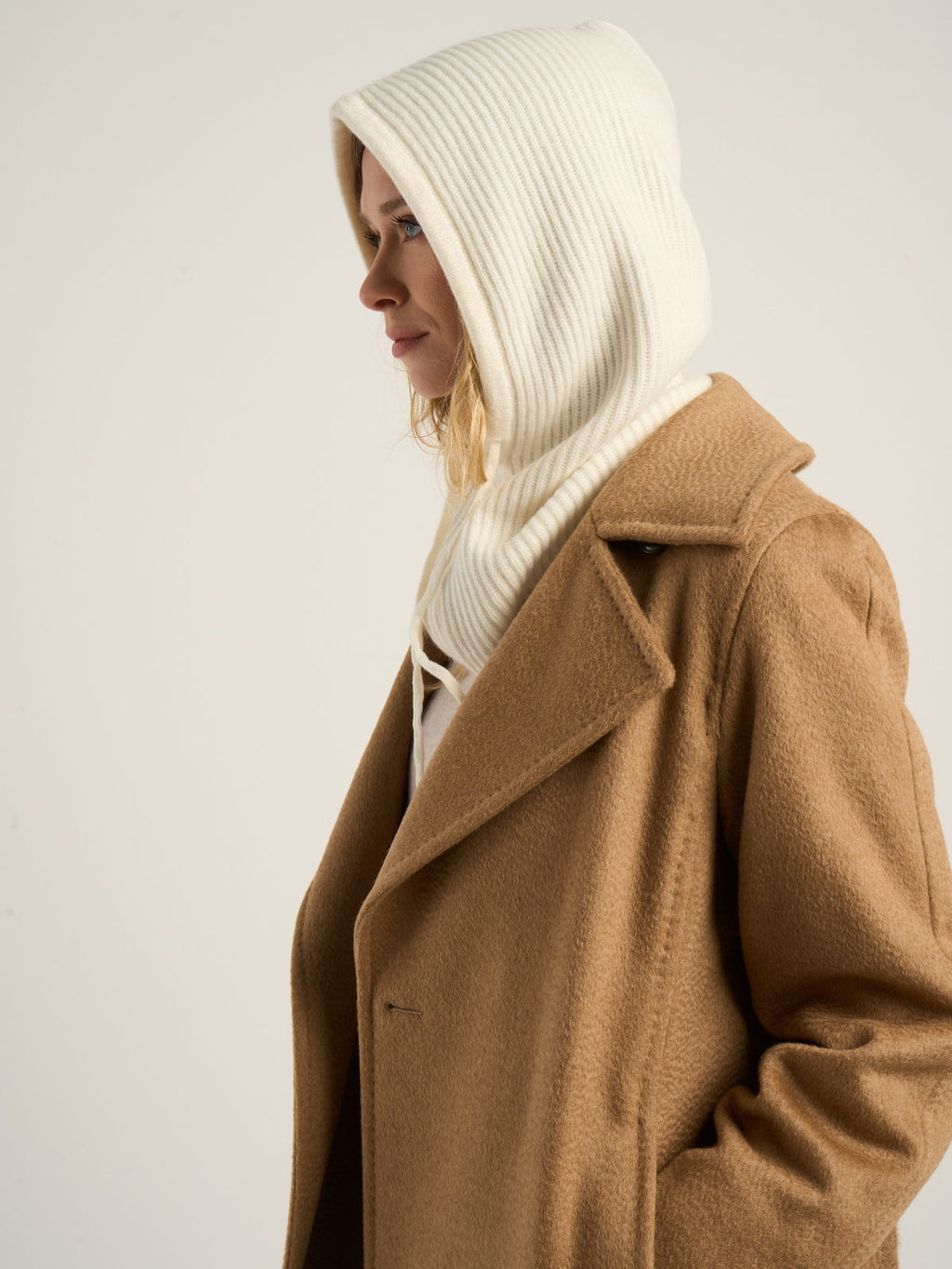 Cagoule côtelée mixte, en cachemire blanc  – vue de côté