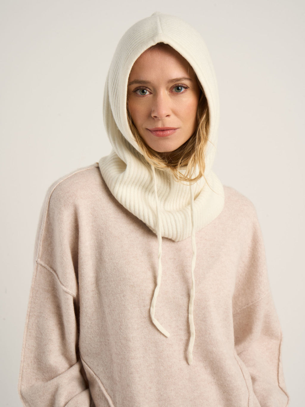 Cagoule côtelée mixte, en cachemire blanc  – vue de face