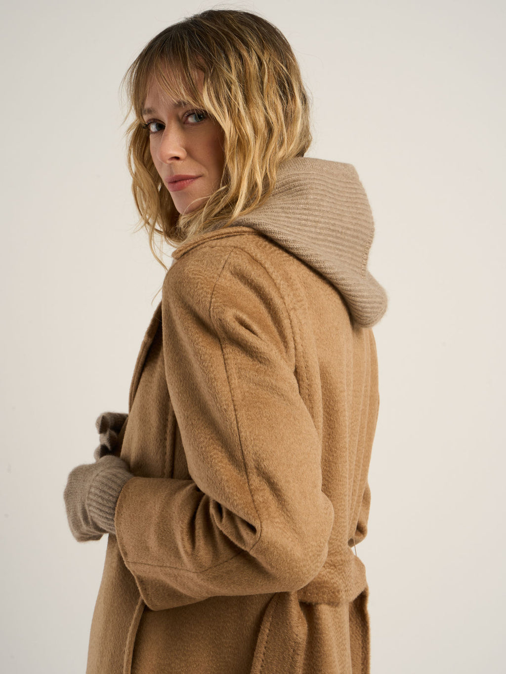 Cagoule côtelée mixte, en cachemire marron  – vue de dos