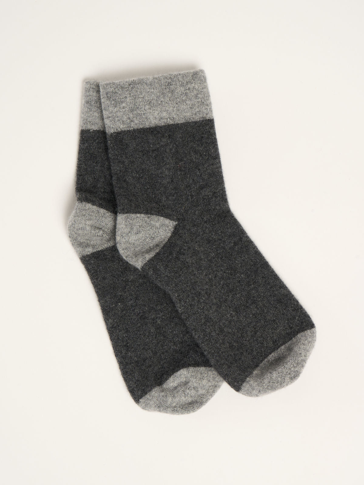 Chaussettes mi-hautes bicolores pour femme, en cachemire gris moyen clair  – vue de dessus