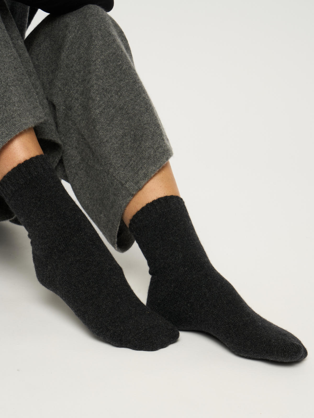 Chaussettes mi-hautes pour femme, en cachemire anthracite  – vue de détail
