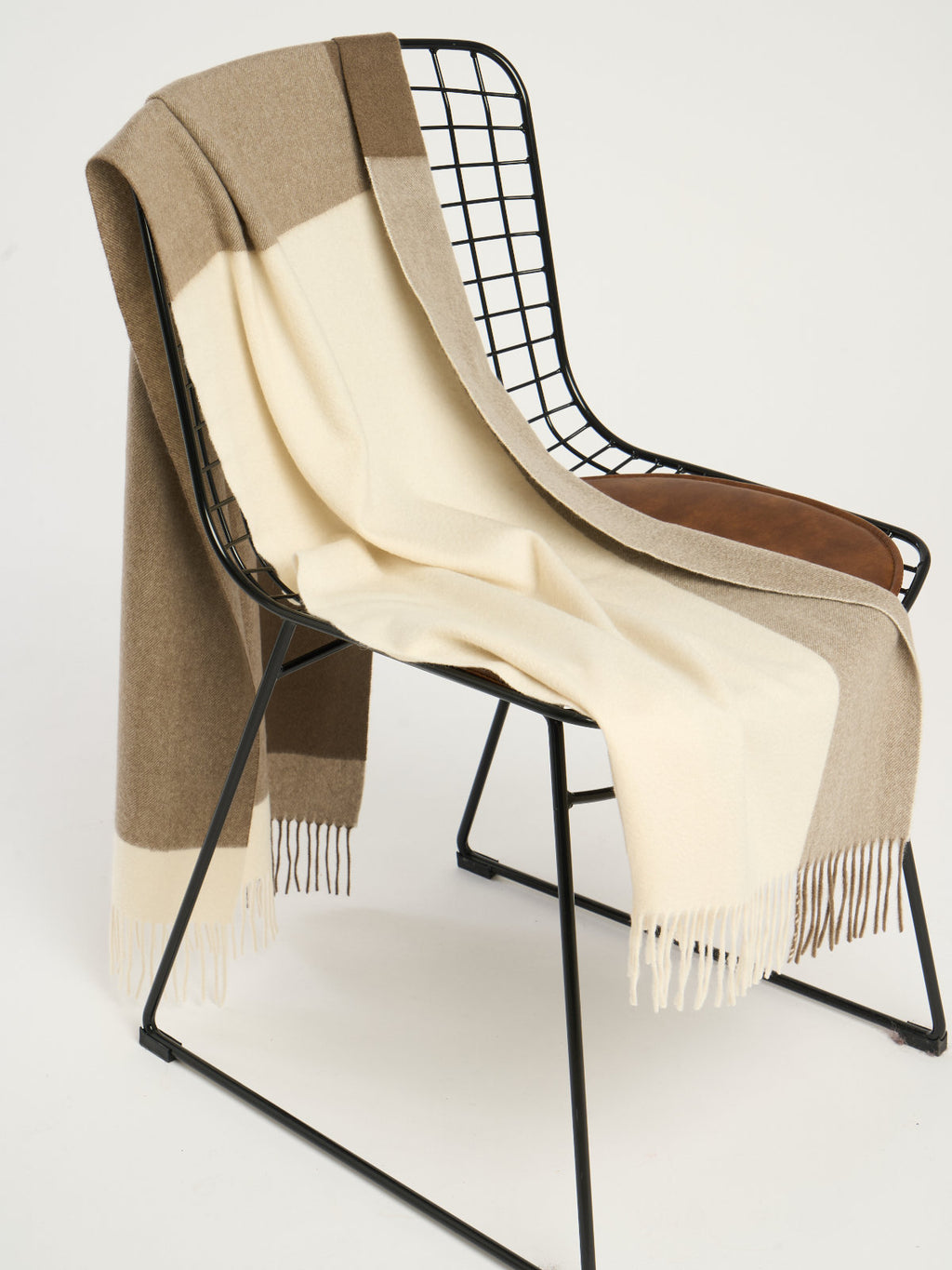 Echarpe bicolore mixte, en cachemire beige marron  – vue posée