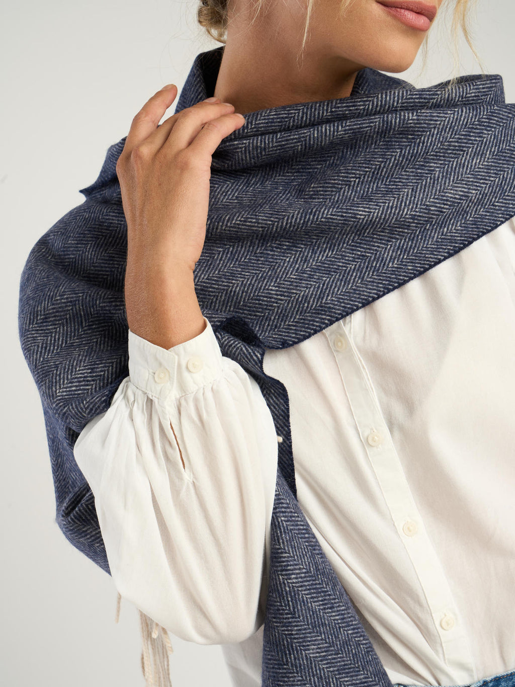 Echarpe chevrons mixte, en cachemire bleu  – vue de détail