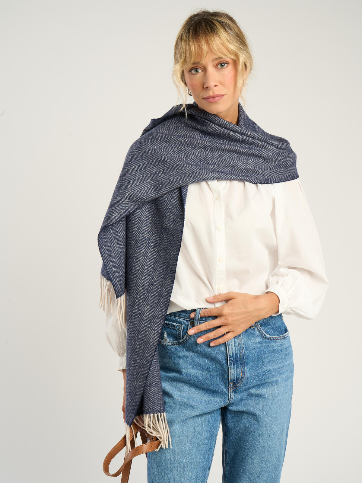 Echarpe chevrons mixte, en cachemire bleu  – vue de face