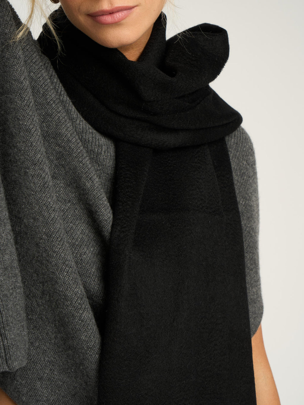 Echarpe classique mixte, en cachemire noir  – vue de face
