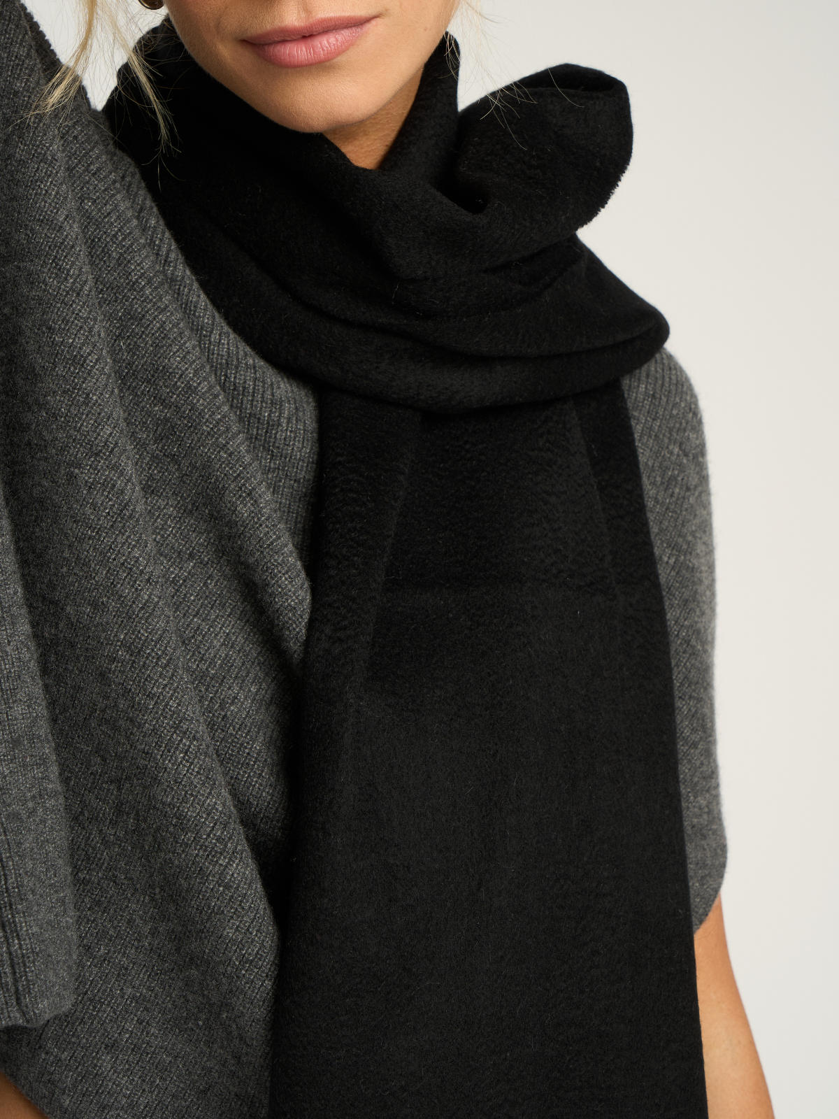 Echarpe classique mixte, en cachemire noir  – vue de face