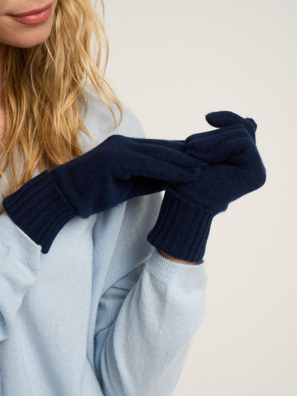 Gants à revers pour femme, en cachemire marine  – vue de détail