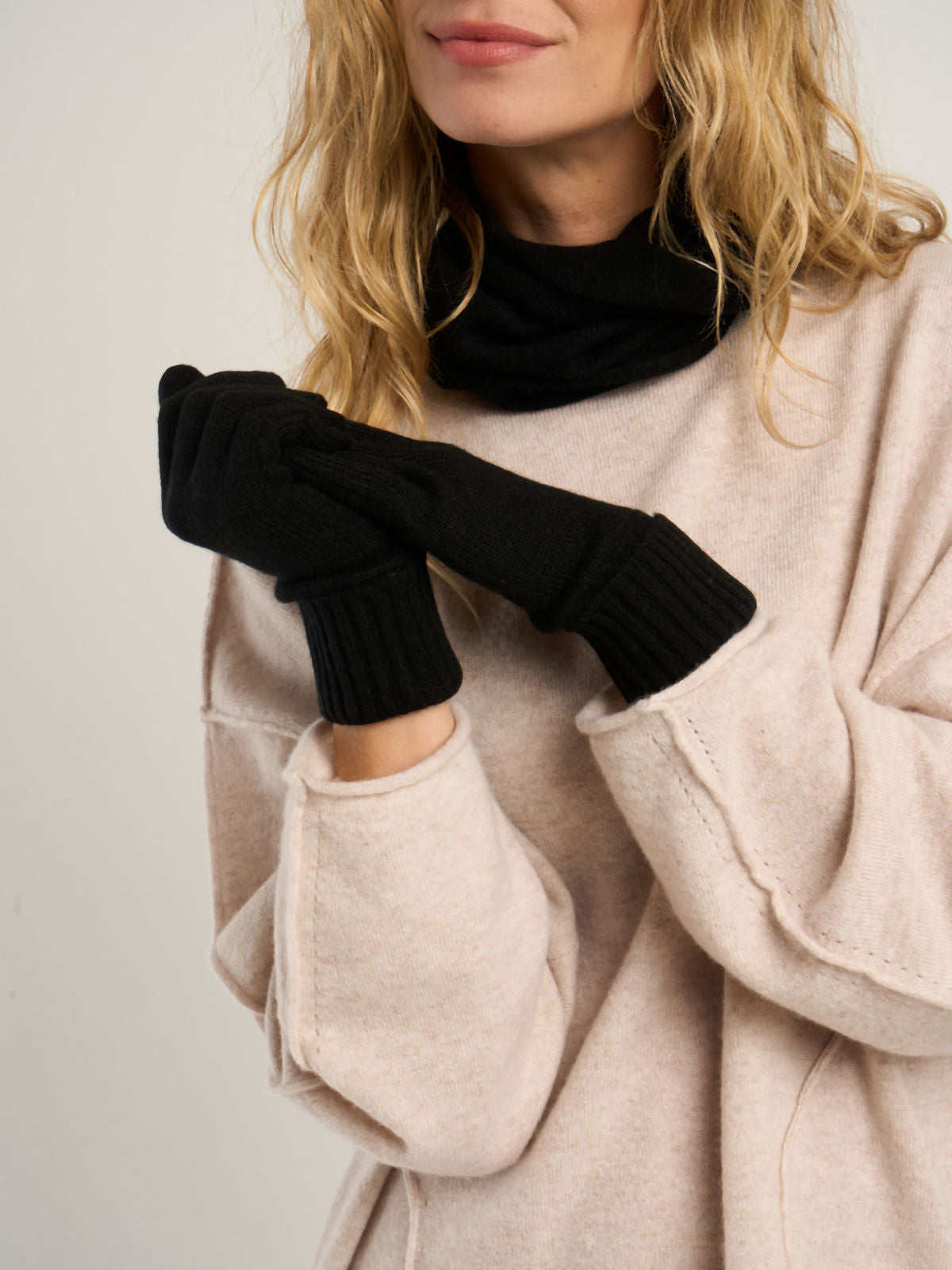 Gants à revers pour femme, en cachemire noir  – vue de détail