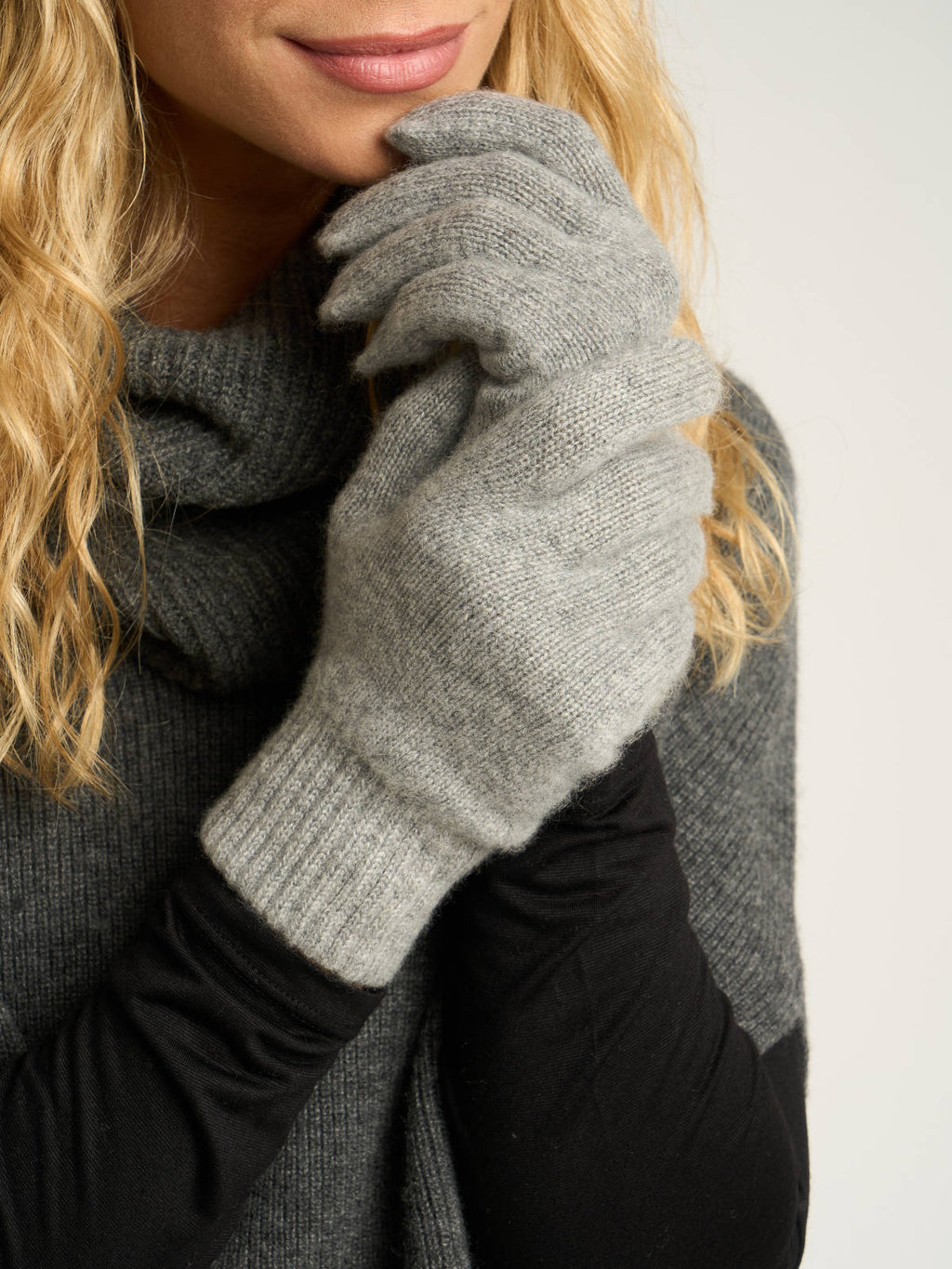 Gants classiques pour femme, en cachemire gris moyen  – vue de détail