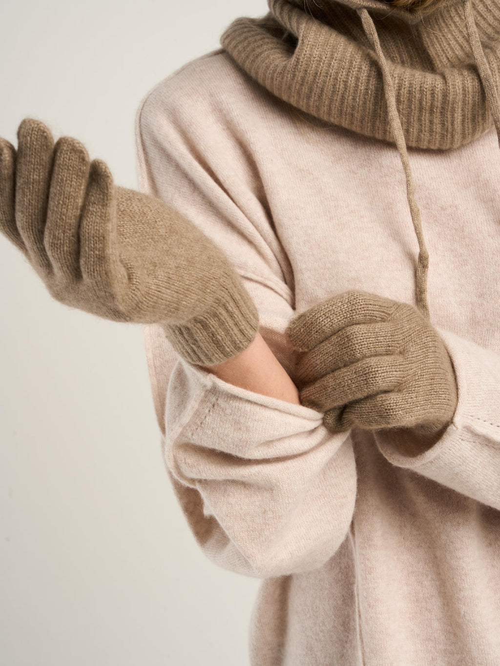 Gants classiques pour femme, en cachemire marron  – vue de détail