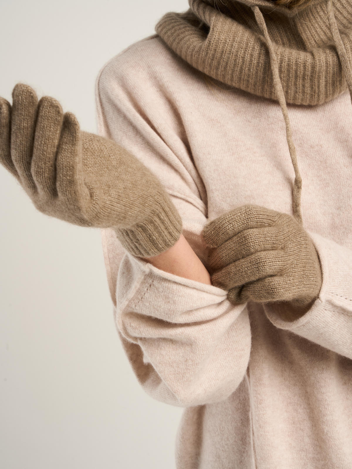 Gants classiques pour femme, en cachemire marron  – vue de détail