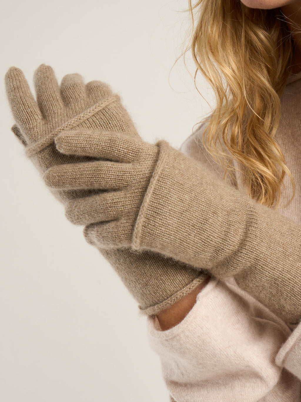 Gants mitaines pour femme, en cachemire marron  – vue de détail