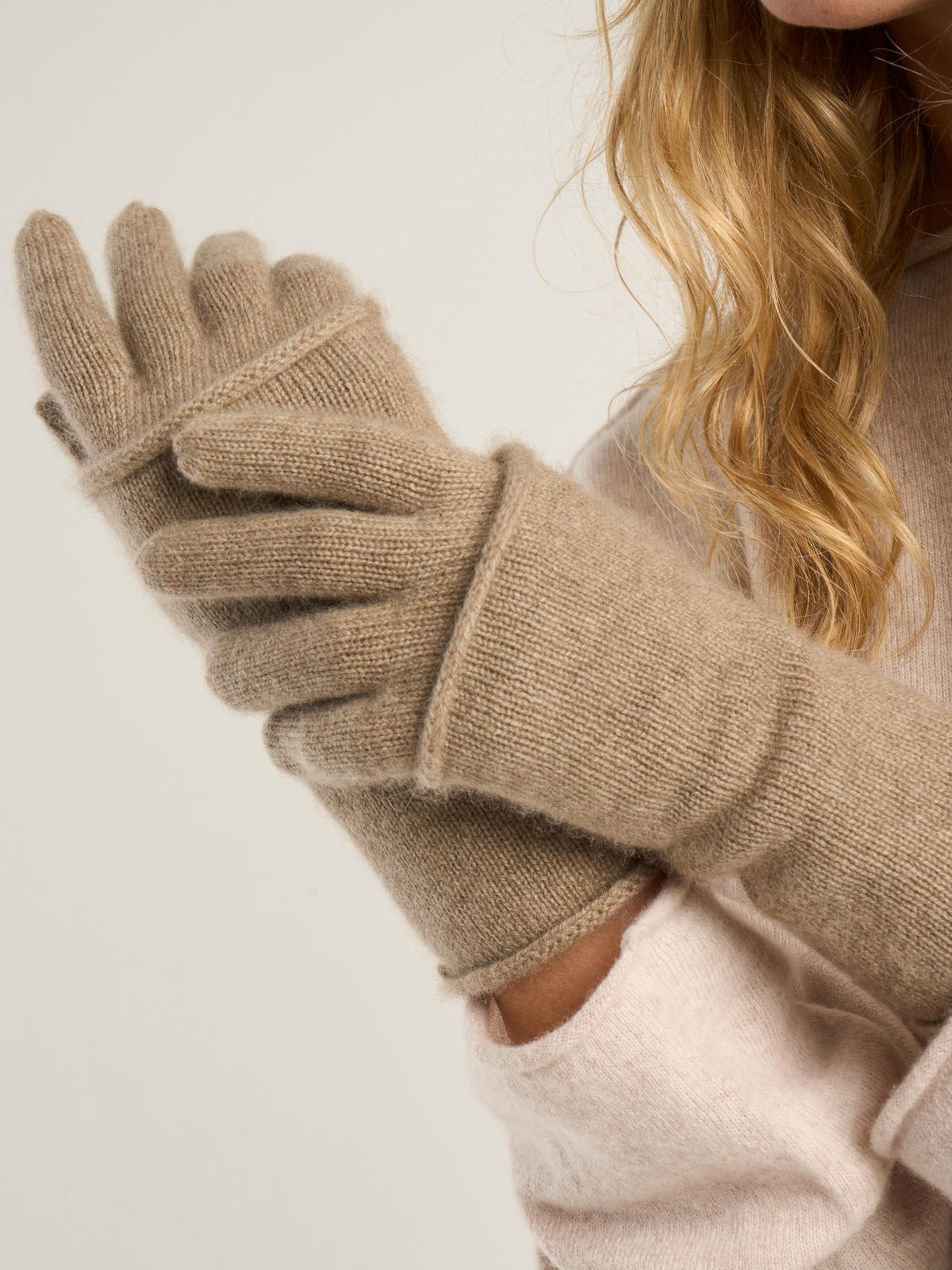 Gants mitaines pour femme, en cachemire marron  – vue de détail