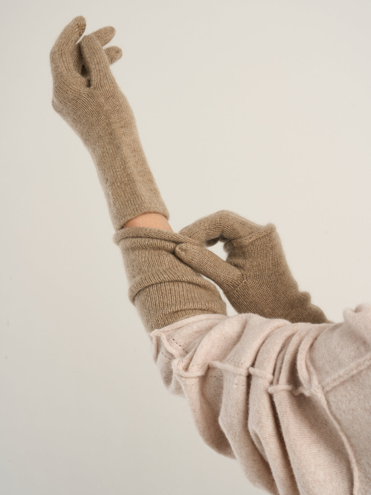 Gants mitaines pour femme, en cachemire marron  – vue de détail