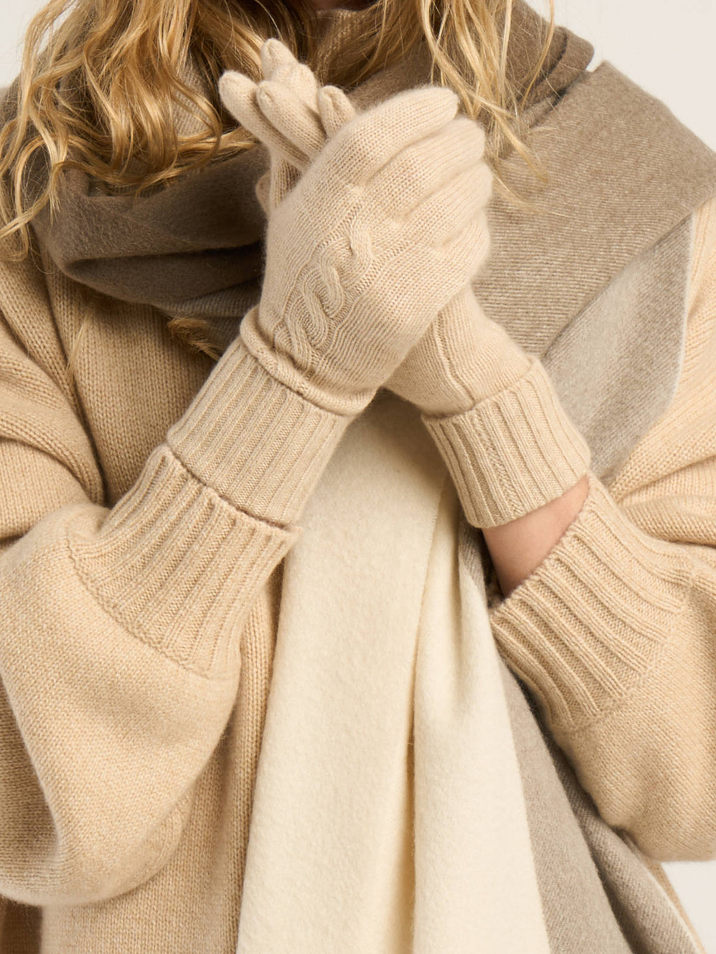 Gants torsadés pour femme, en cachemire crème  – vue de détail