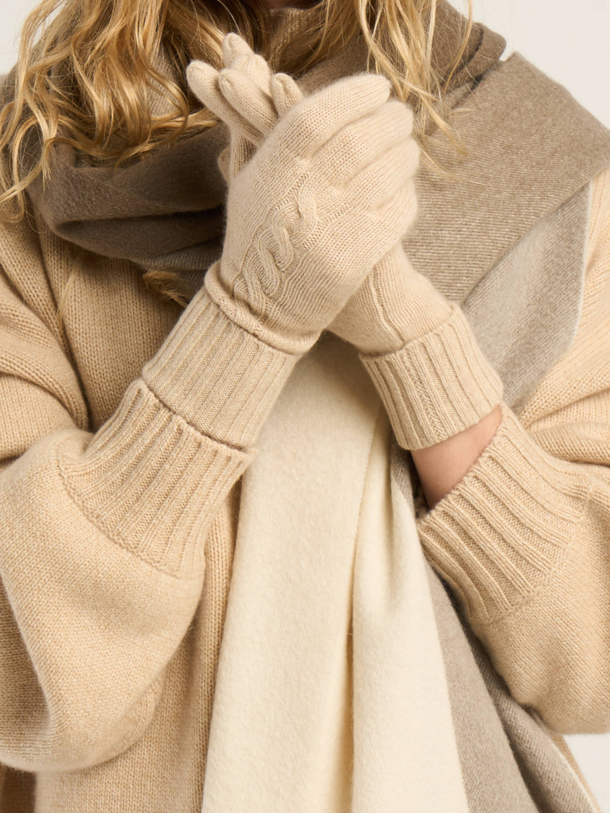 Gants torsadés pour femme, en cachemire crème  – vue de détail