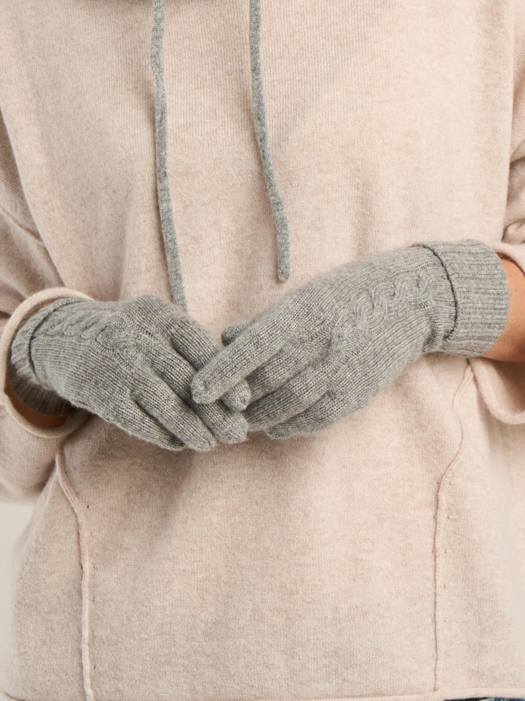 Gants torsadés pour femme, en cachemire gris moyen  – vue de détail