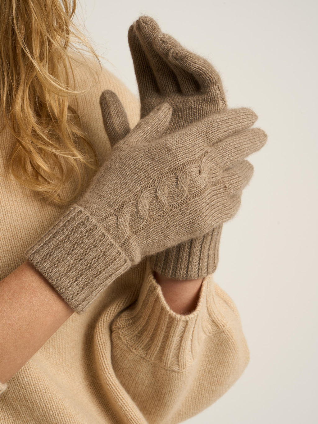 Gants torsadés pour femme, en cachemire marron  – vue de détail