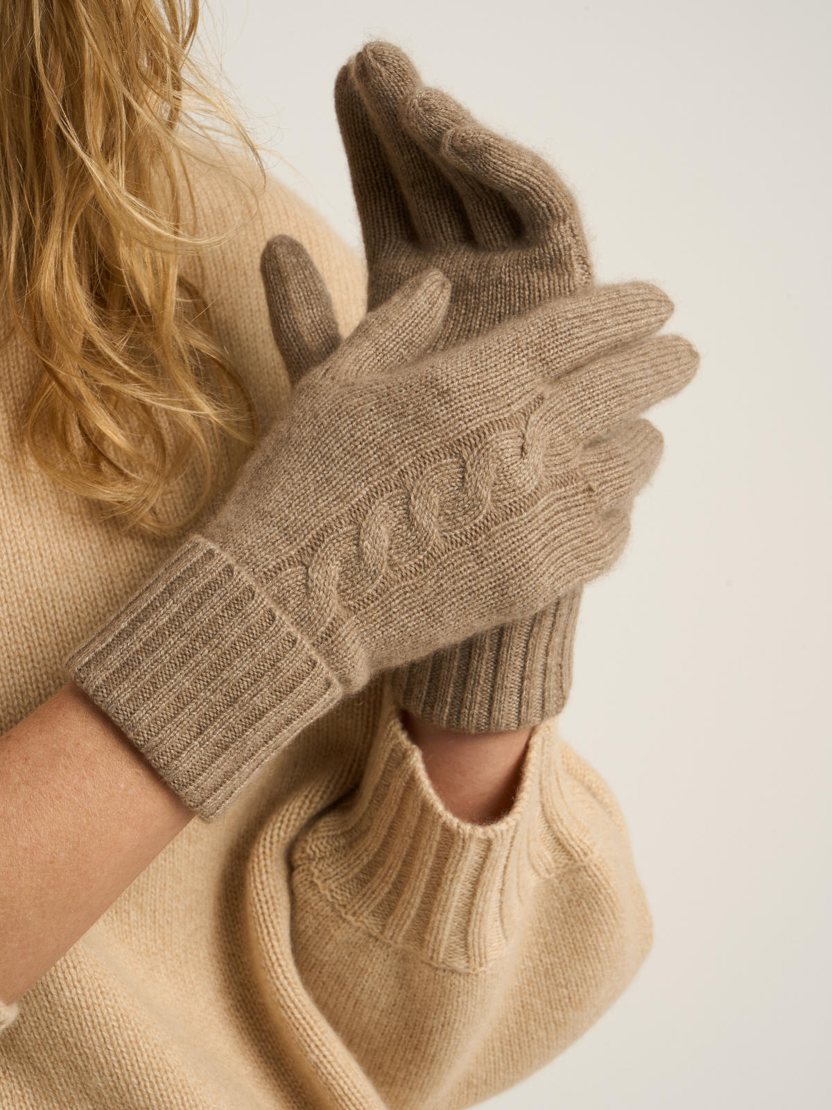 Gants torsadés pour femme, en cachemire marron  – vue de détail