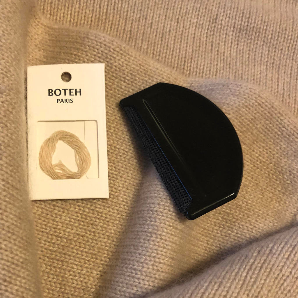 Accessoires d’entretien pour pull en cachemire, incluant peigne et fil de reprise