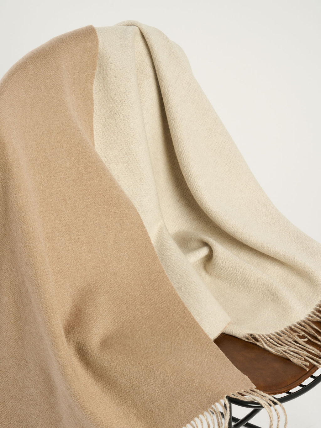 Plaid bicolore en cachemire crème camel  – vue de posé