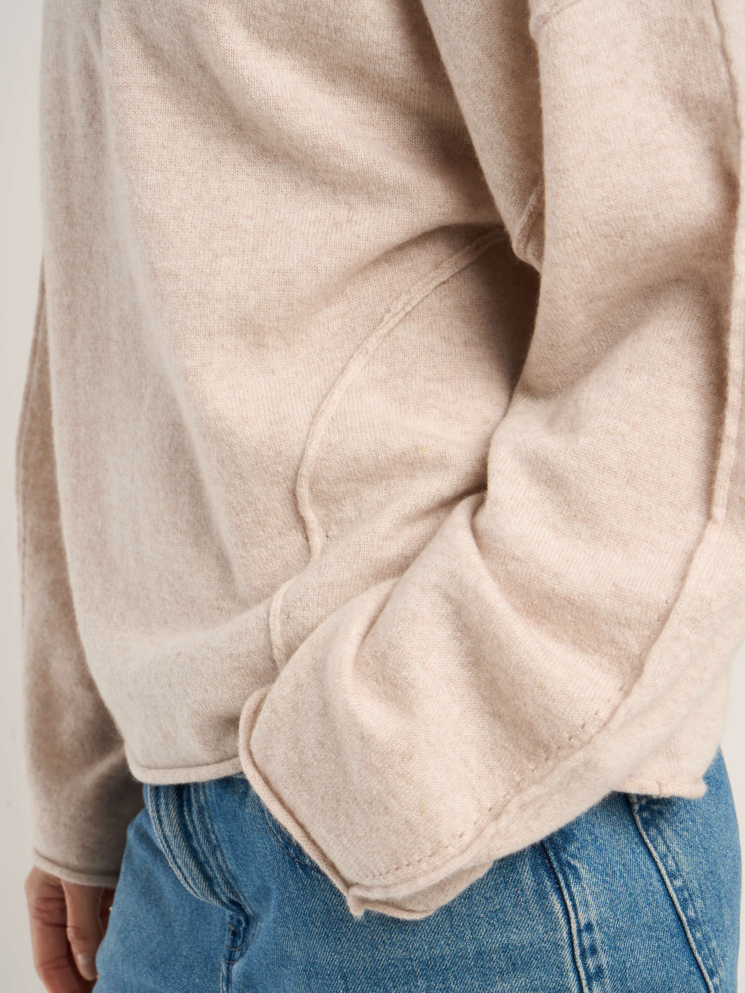 Pull col bateau pour femme, en cachemire beige  – vue du détail des coutures des manches