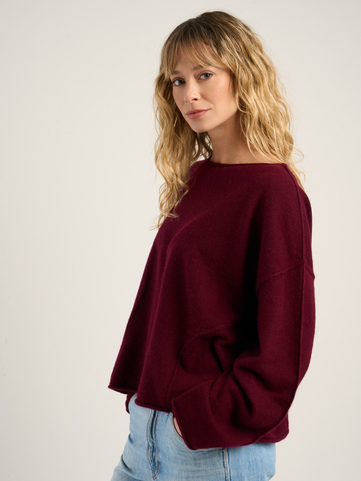 Pull col bateau pour femme, en cachemire bordeaux  – vue de côté