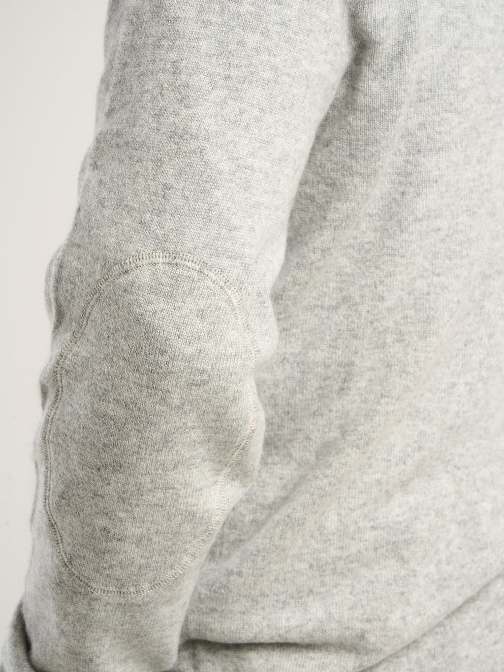 Pull col camionneur pour homme, en cachemire gris clair  – vue de détail
