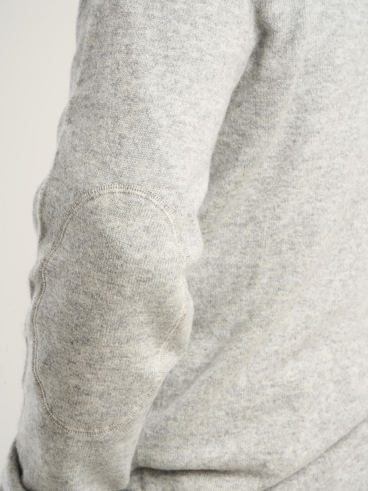 Pull col camionneur pour homme, en cachemire gris clair  – vue de détail