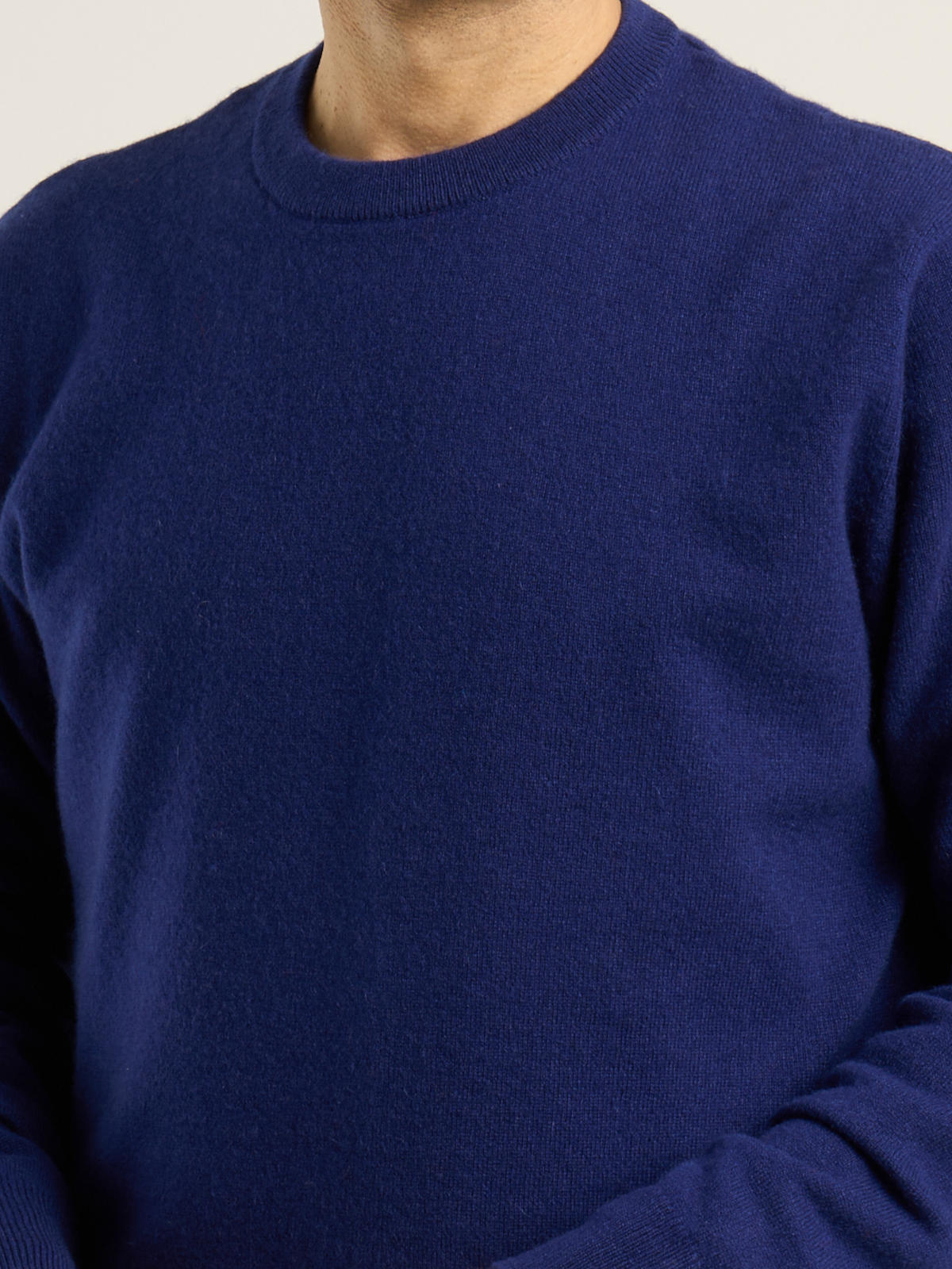 Pull col rond pour homme, en cachemire bleu royal  – vue de détail