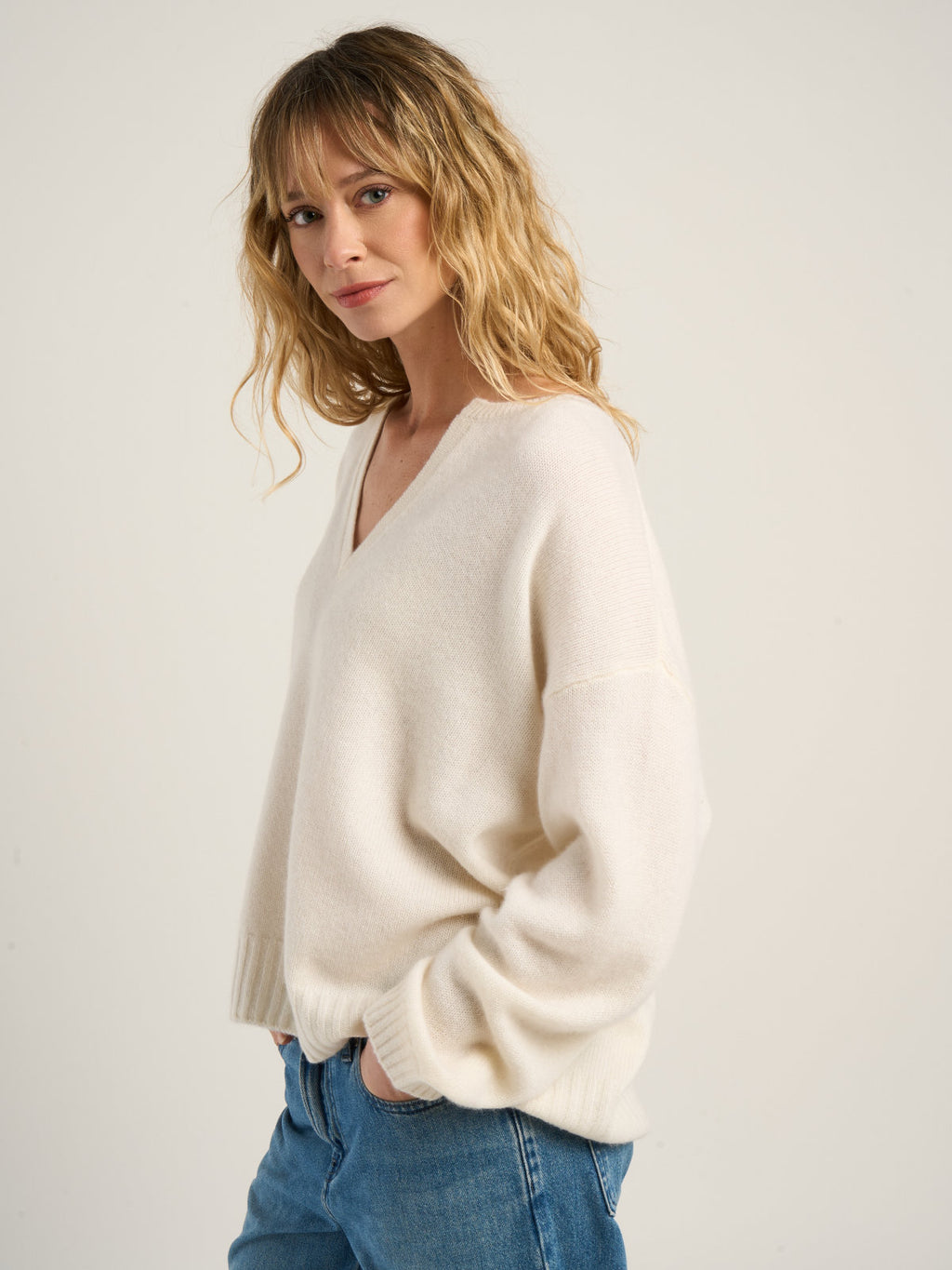 Pull col V pour femme, en cachemire blanc  – vue de côté