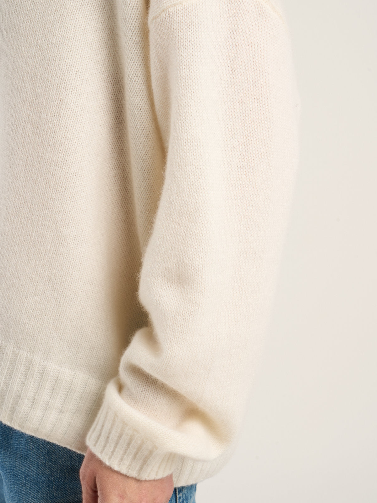Pull col V pour femme, en cachemire blanc  – vue de détail manches