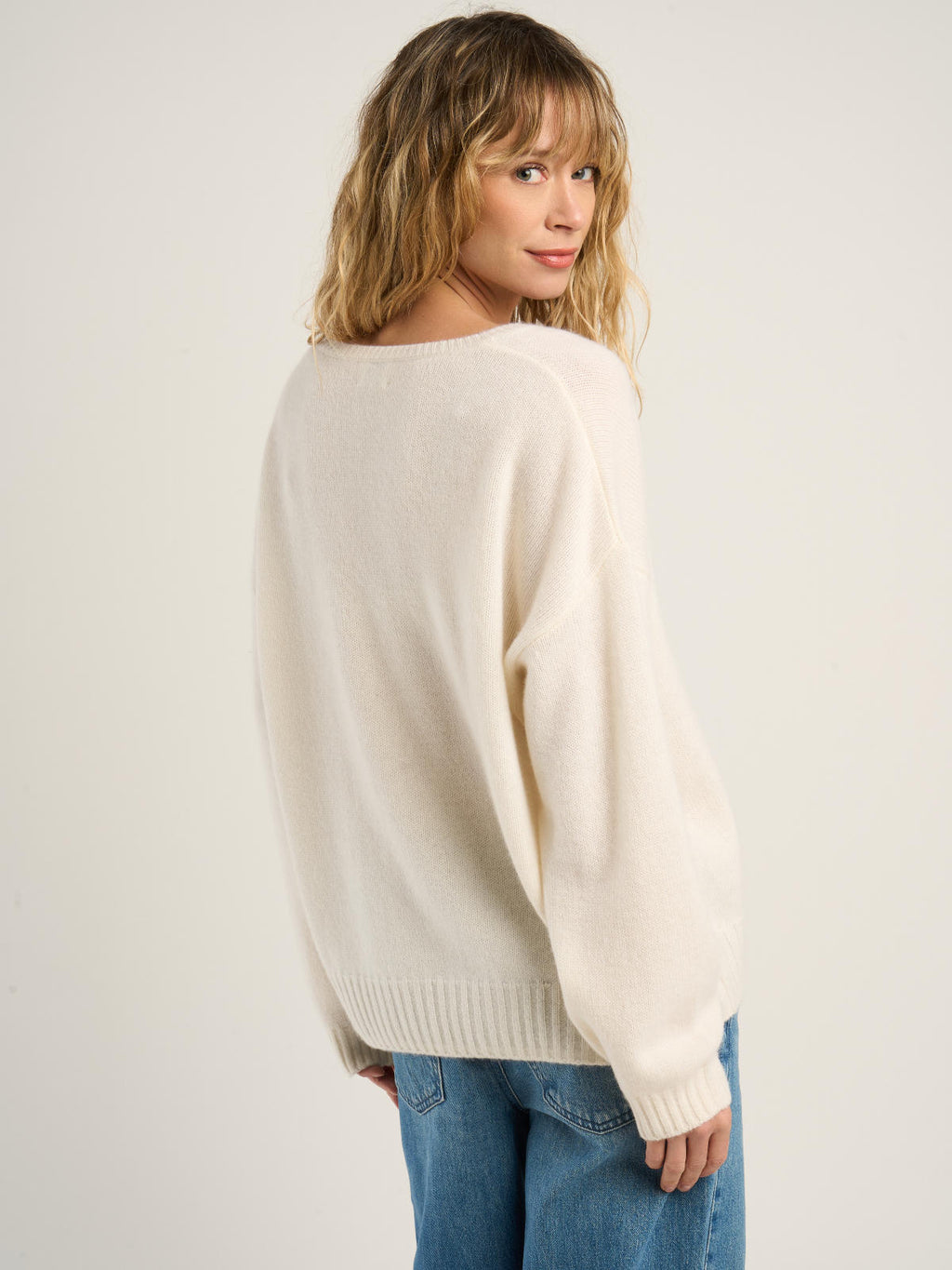 Pull col V pour femme, en cachemire blanc  – vue de dos
