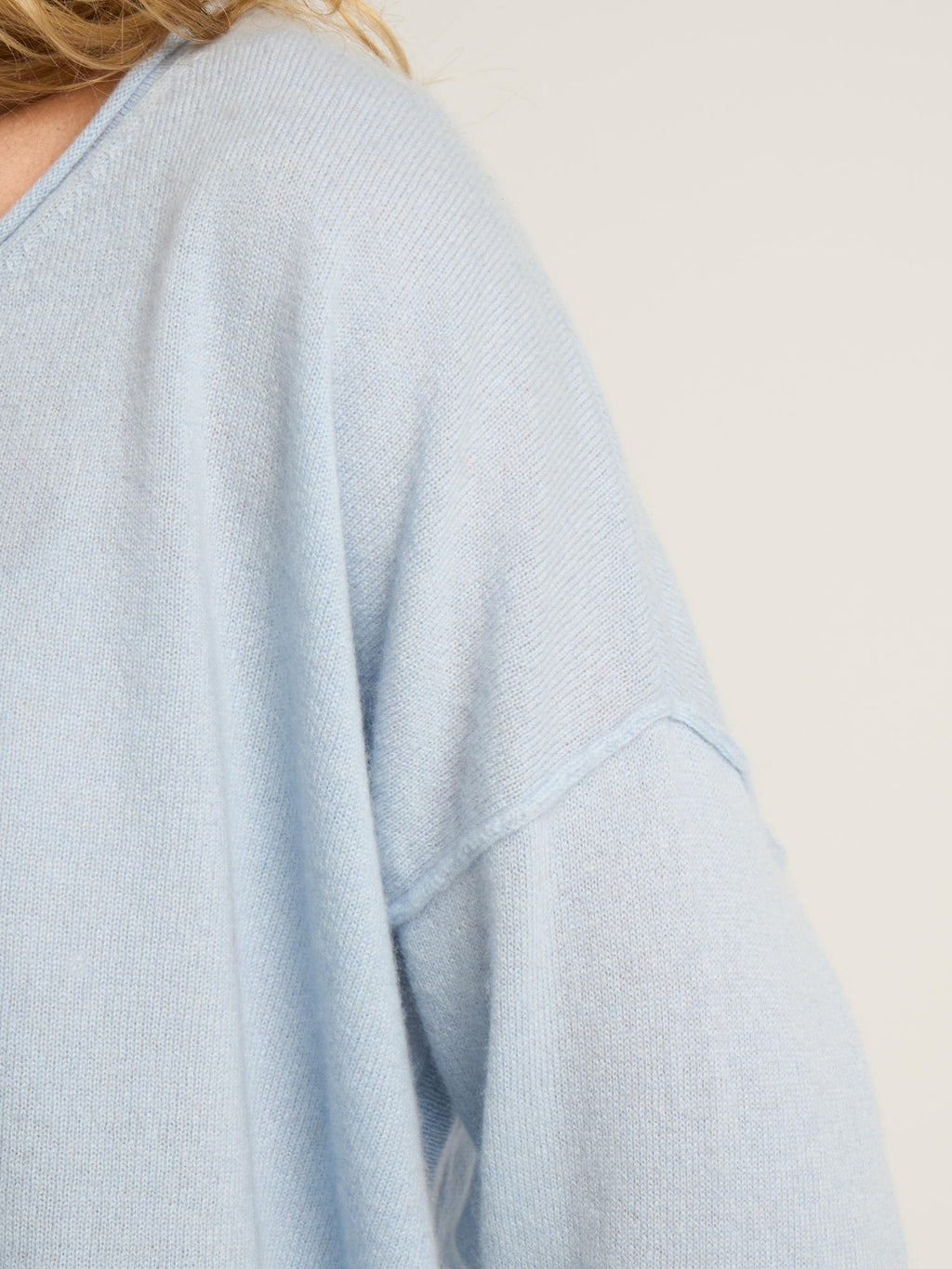 Pull col V loose pour femme, en cachemire bleu clair  – vue de détail des manches