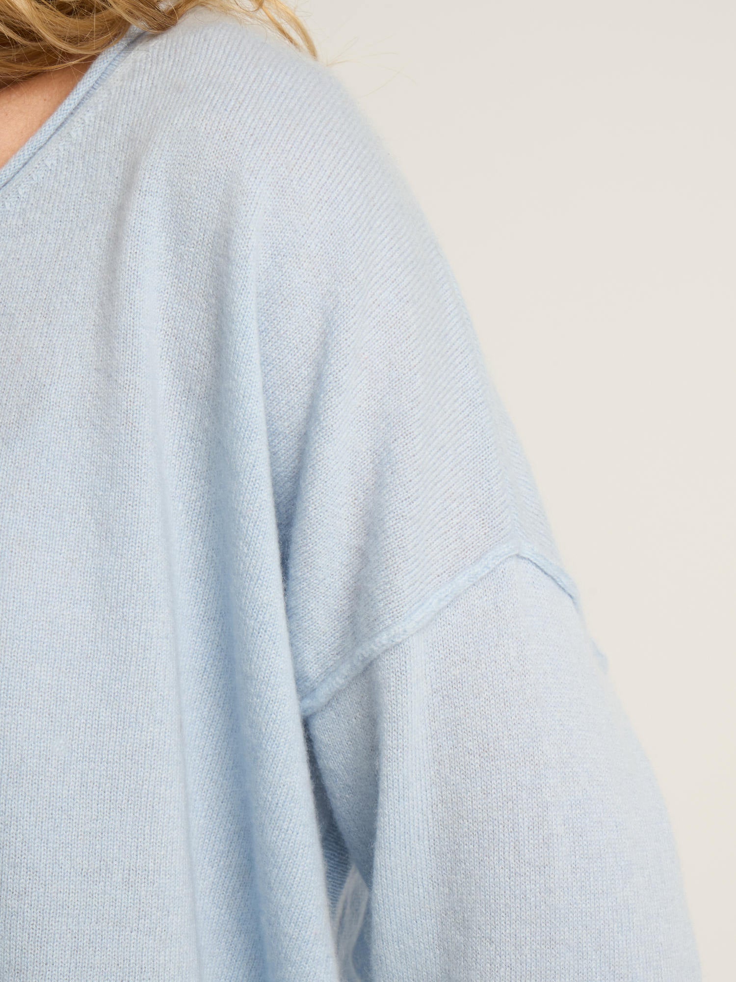 Pull col V loose pour femme, en cachemire bleu clair  – vue de détail des manches