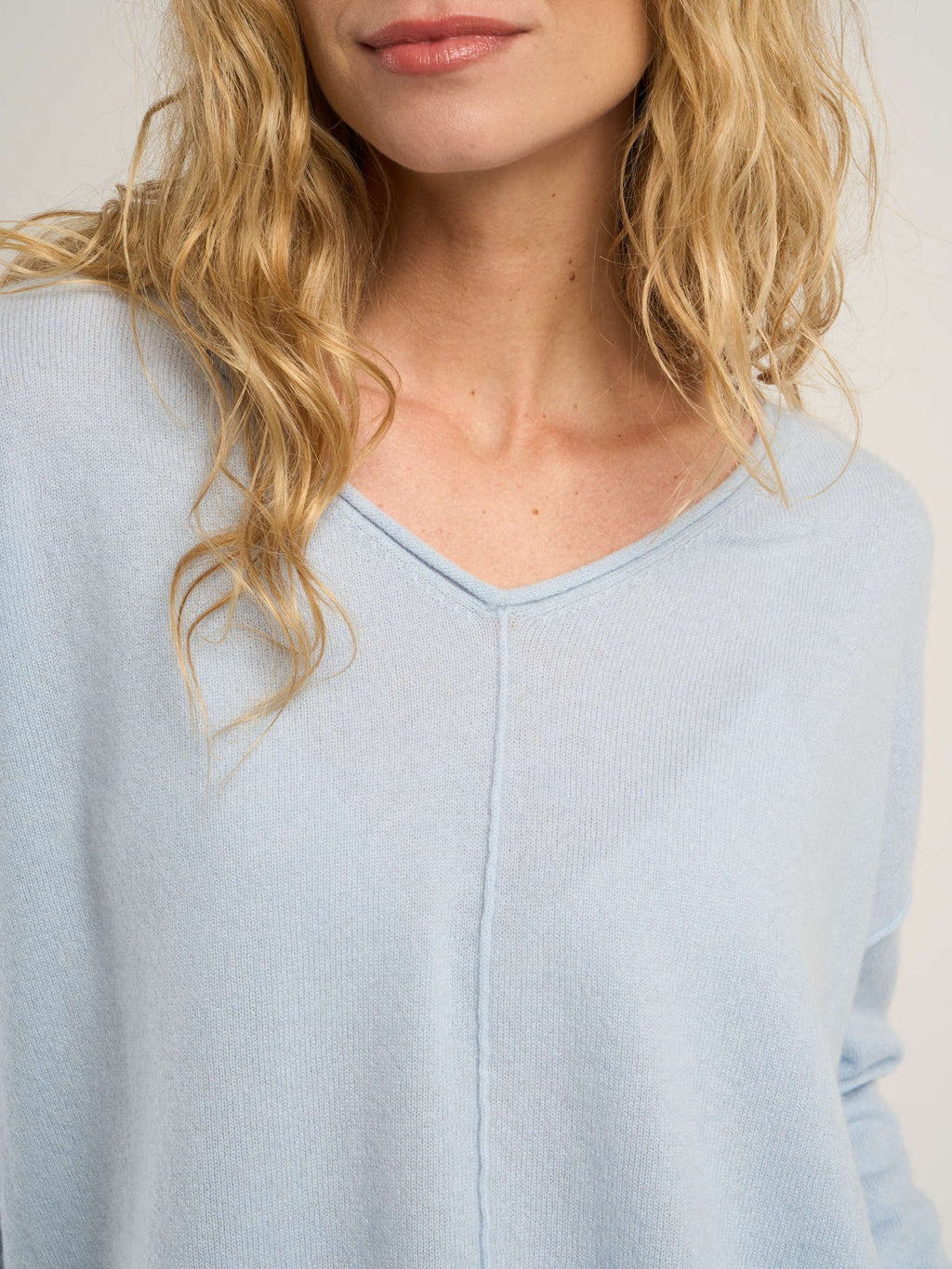 Pull col V loose pour femme, en cachemire bleu clair  – vue de détail