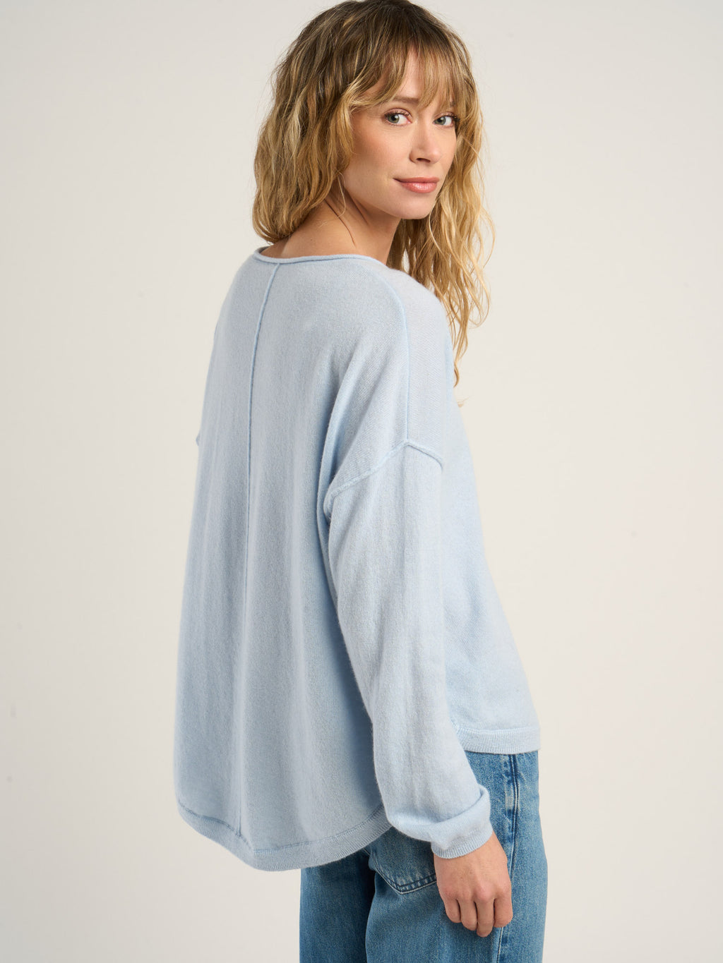 Pull col V loose pour femme, en cachemire bleu clair  – vue de dos