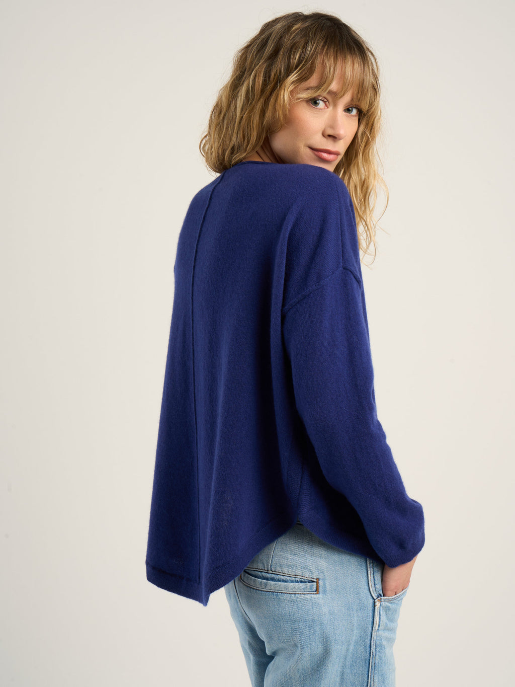 Pull col V loose pour femme, en cachemire bleu royal  – vue de côté