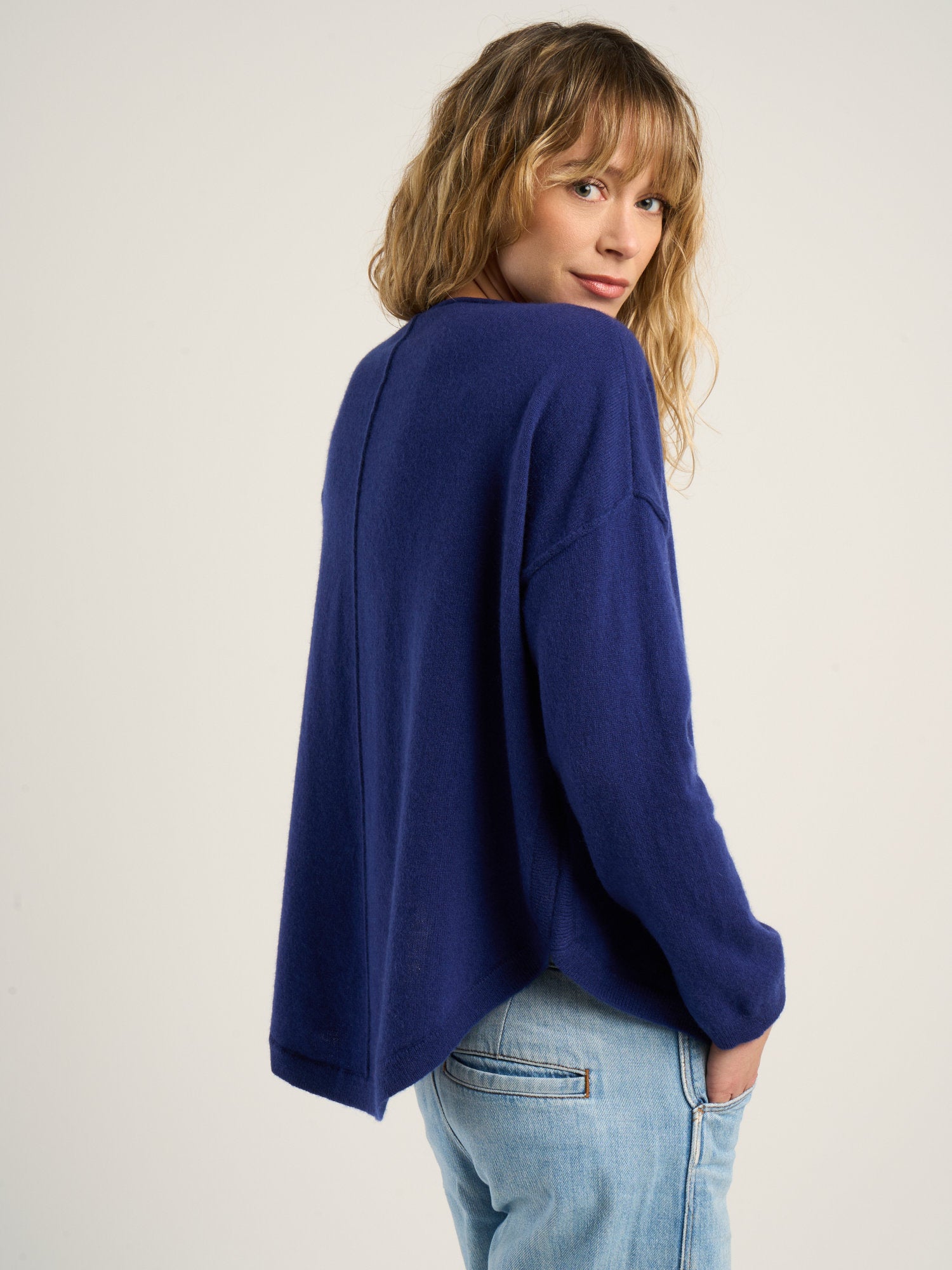 Pull col V loose pour femme, en cachemire bleu royal  – vue de côté