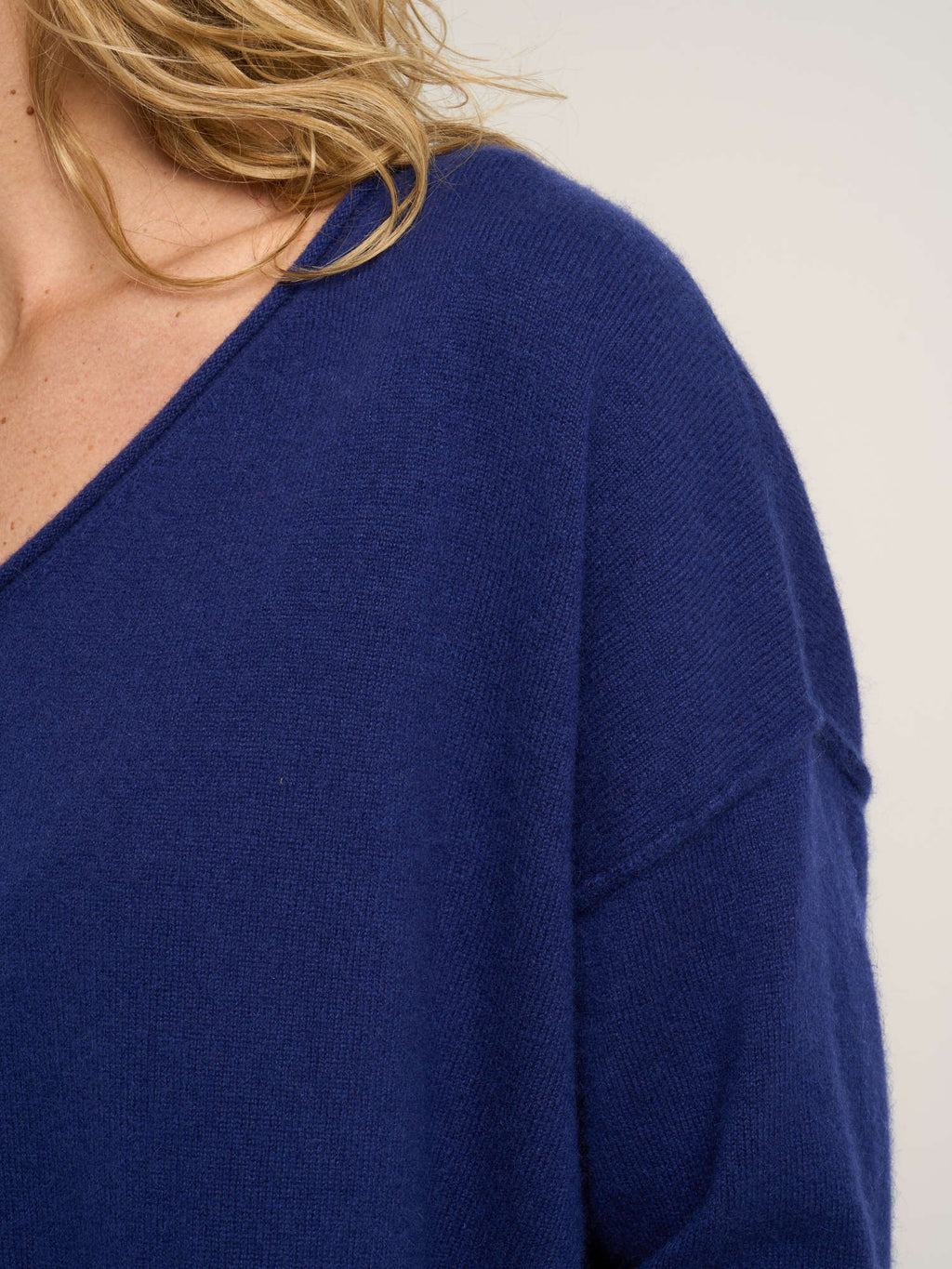 Pull col V loose pour femme, en cachemire bleu royal  – vue de détail