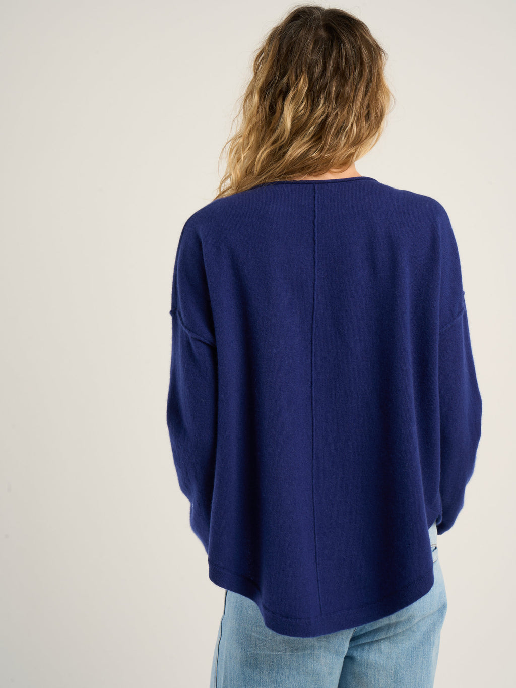 Pull col V loose pour femme, en cachemire bleu royal  – vue de dos