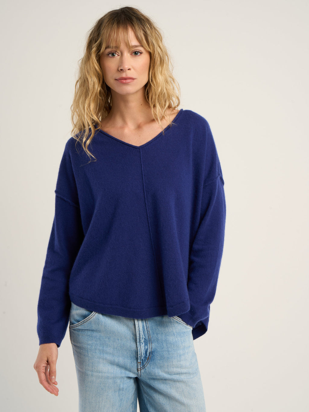 Pull col V loose pour femme, en cachemire bleu royal  – vue de face