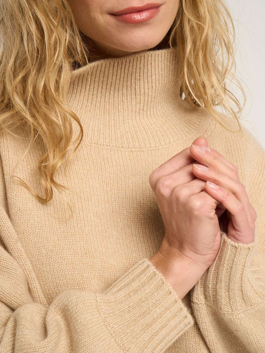 Pull oversize col montant pour femme, en cachemire beige  – vue de détail